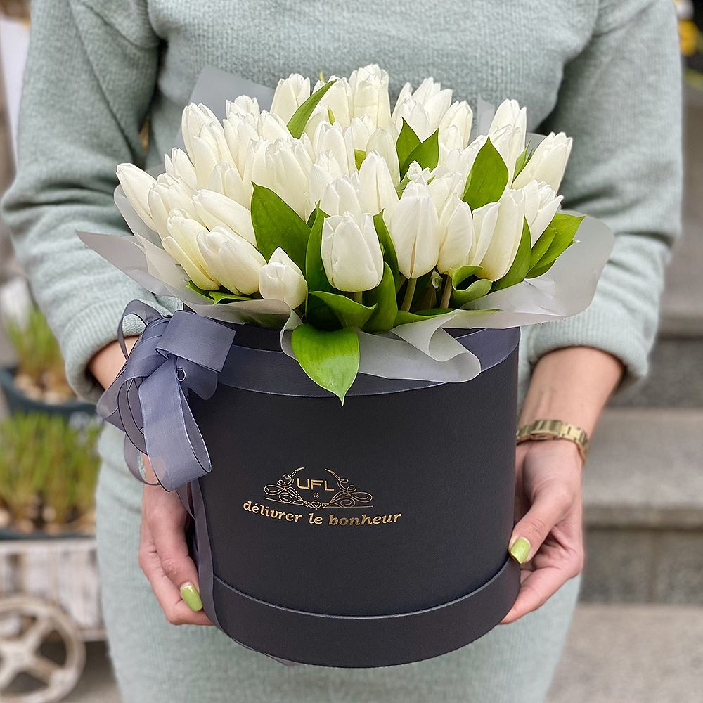 Белые тюльпаны в коробке Белые тюльпаны в коробке