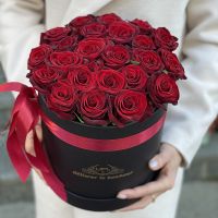 23 Red roses in a box Tonnerre