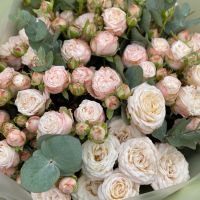 Bouquet of creamy spray roses Pomoshnaja