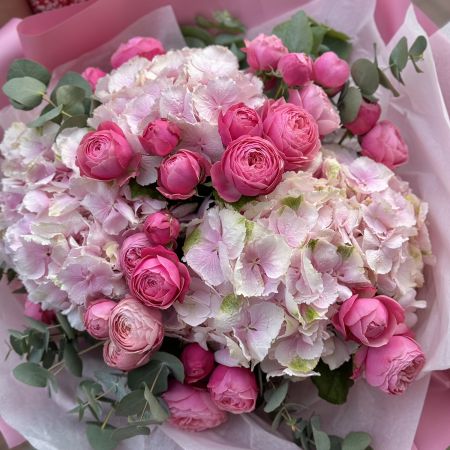 Bouquet with hydrangea and roses 260 $