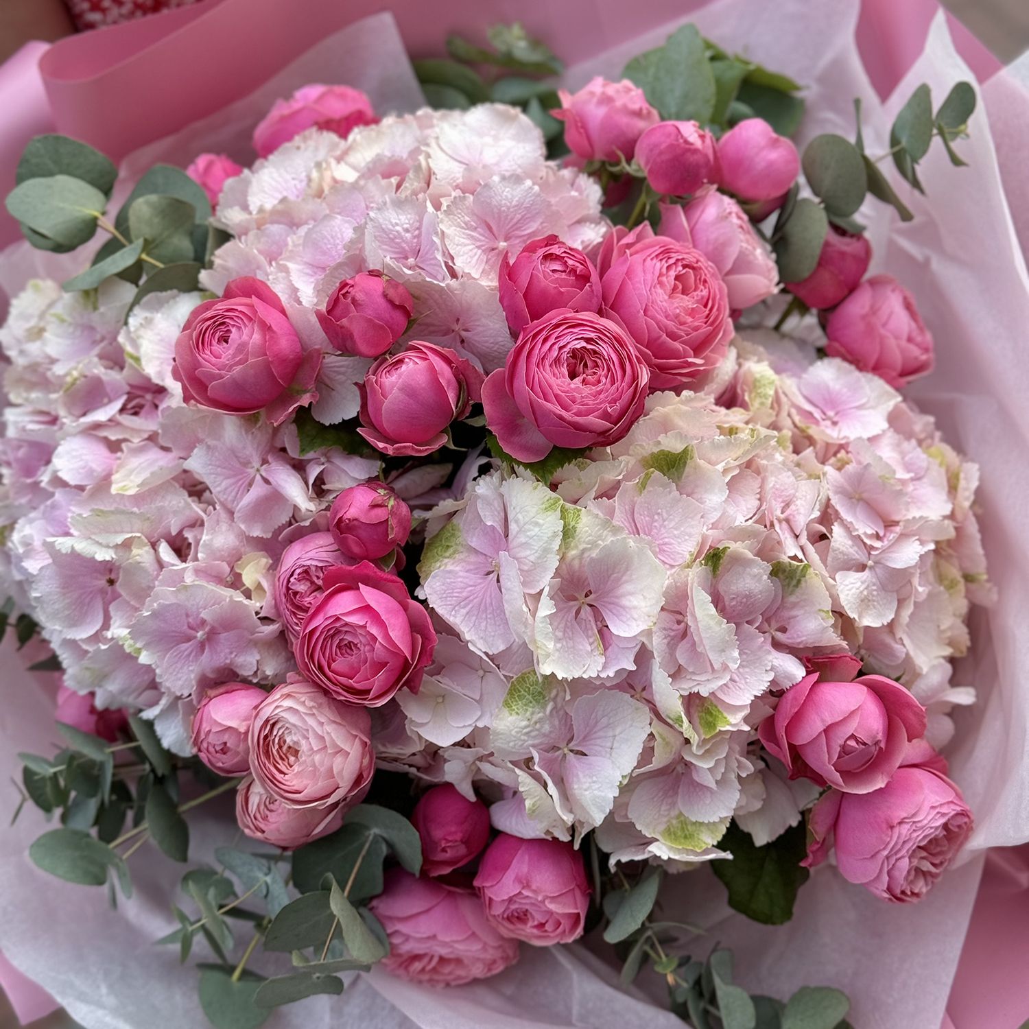 Рожева гортензія і троянди