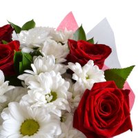 Букет из красных роз и хризантем Сент Денис