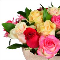 Букет з різнокольорових троянд Красник