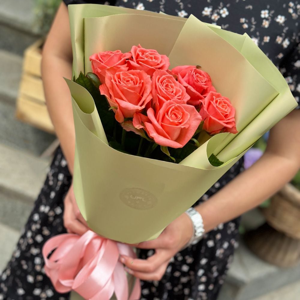 7 коралових троянд 4180 грн