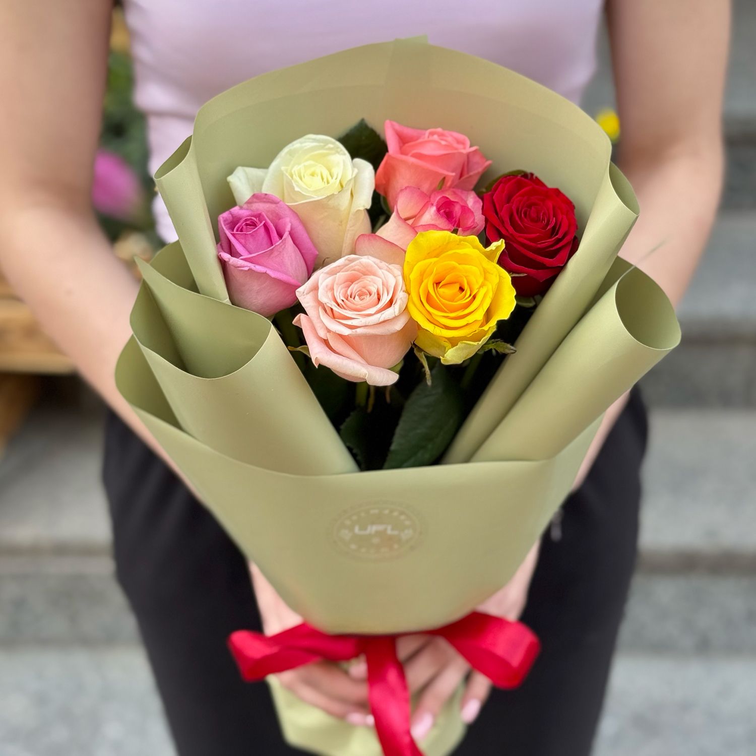 7 разноцветных роз 80 €