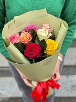 7 різнокольорових троянд Сінген
