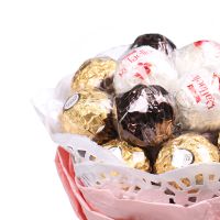 букет із шоколадних цукерок + троянда в подарунок  Белу-Орізонті