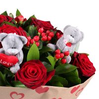 Bouquet of roses with teddies Kissing