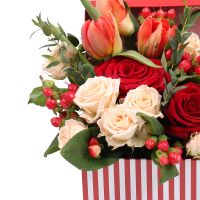 Букет квітів Святкова коробочка Середина-Буда