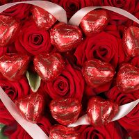 Сердце из роз с конфетами  Виргиния