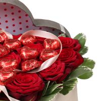 Сердце из роз с конфетами  Монтгомери Виладж