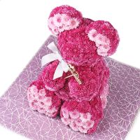Розовый мишка из цветов с бантиком Сватово