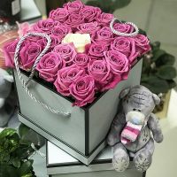 Розовые розы в коробке о. Лонг-Айленд
