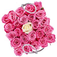 Рожеві троянди в коробці Лейк Вилла