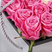 Розовые розы в коробке Фресно