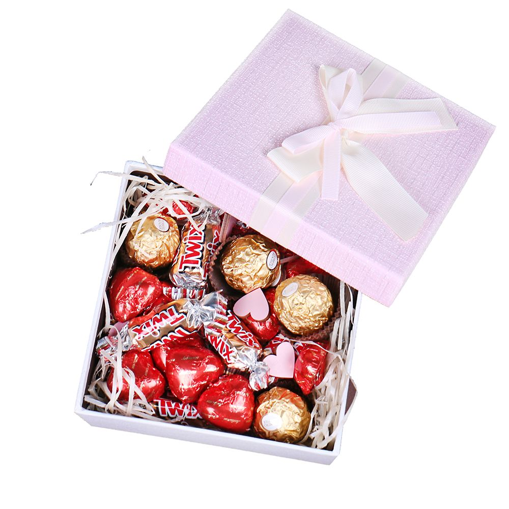 В новогоднем подарке есть конфеты. Подарочная коробка конфет. Коробочки для конфет. Подарочные коробки со сладостями. Подарочный бокс с конфетами.