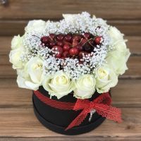 Квіткова коробка з ягодами Лісаковськ