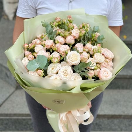 Bouquet of creamy spray roses Rozovka