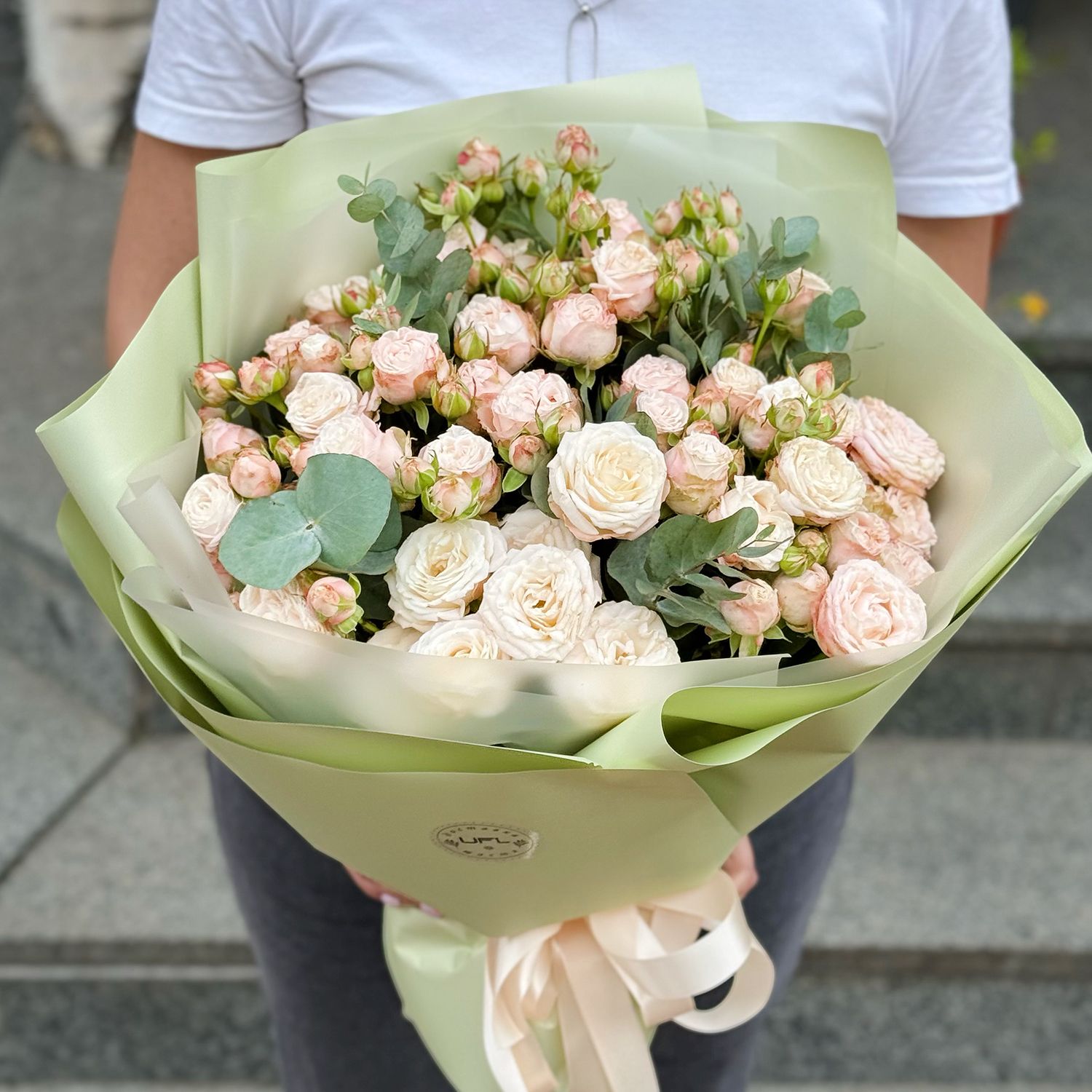 Bouquet of creamy spray roses Kiev