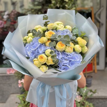 Голубая гортензия и желтые розы Вильгельмсхафен