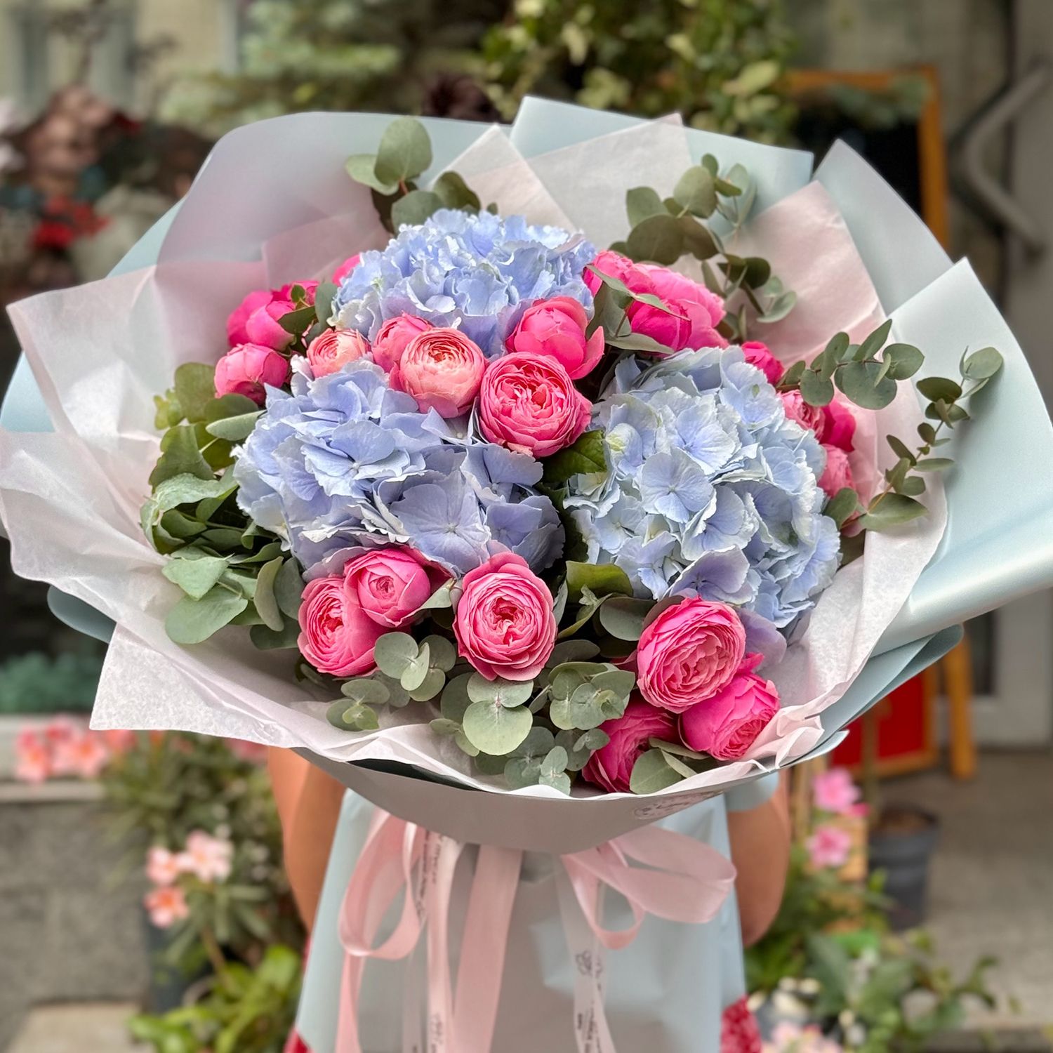 Блакитна гортензія та троянди Лейк Пласід