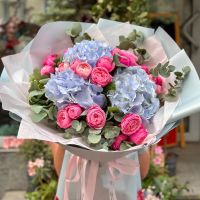 Блакитна гортензія та троянди Антонівка