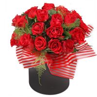 Красные розы 25 в шляпной коробке Кретинга