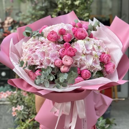Розовая гортензия и розы Вильгельмсхафен