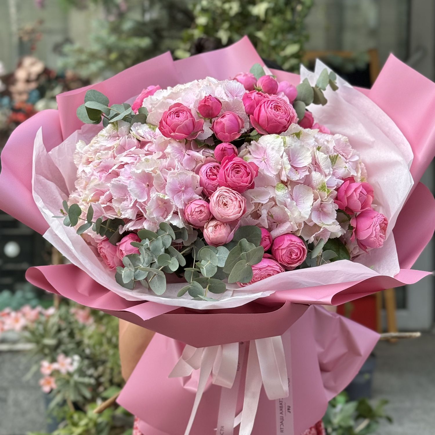 Розовая гортензия и розы Гютерсло