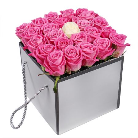 Розовые розы в коробке Окаяма