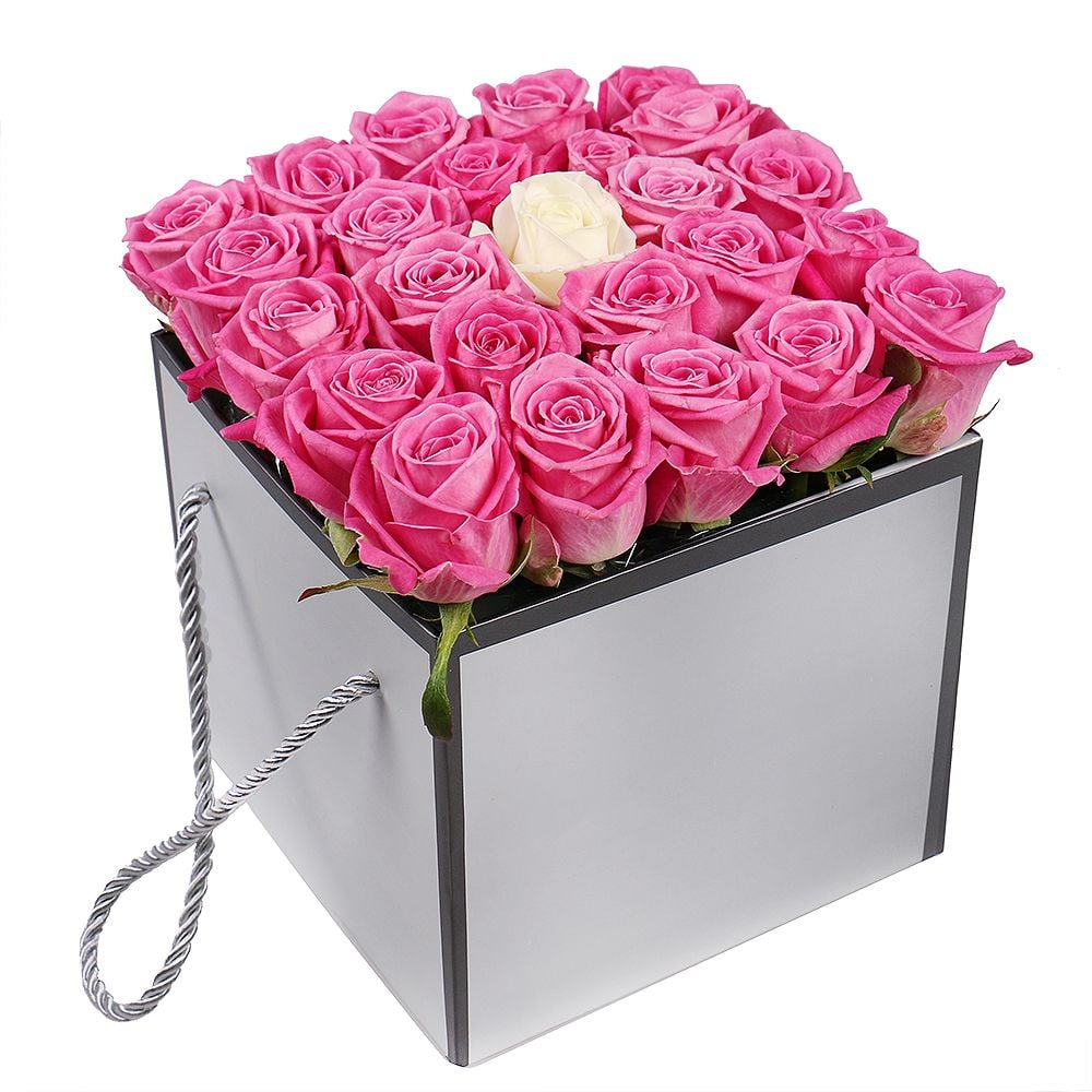Розовые розы в коробке Бат