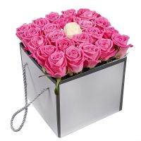 Рожеві троянди в коробці Ред-Дір