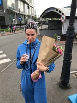 Дівчина з білими трояндами, доставка квітів у Києві