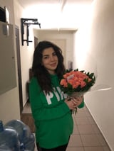 Дівчина з букетом у святковій упаковці, доставка квітів у Києві