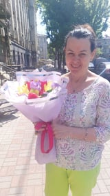 Дівчина з великим букетом троянд, доставка квітів у Києві