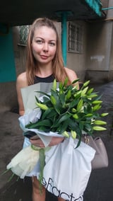 Дівчина отримує квіти на вулиці, доставка квітів у Києві