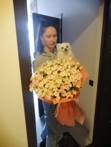 Дівчина з букетом різнокольорових квітів, доставка квітів у Києві
