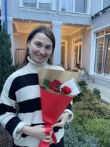 Дівчина з букетом тюльпанів, доставка квітів у Києві