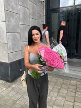 Дівчина з подарунком і букетом, доставка квітів у Києві