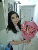 Щаслива дівчина з букетом червоних троянд, доставка квітів у Києві