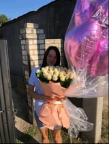 Дівчина отримує подарунок з квітами, доставка квітів у Києві