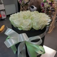 Cream roses in a box - Abakliya