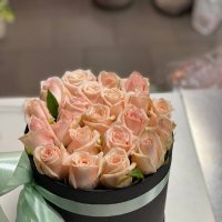 Cream roses in a box - Kyiv - Vynogradar