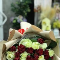 25 красных и белых роз - Актон