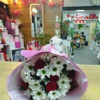 Букет из красных роз и хризантем - Сент Денис