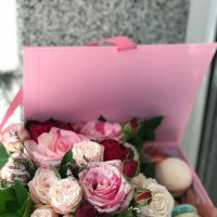 Цветочкая коробка с макаронсами Нежный комплимент - Арад