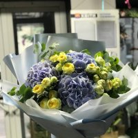Голубая гортензия и желтые розы - Чадир-Лунга