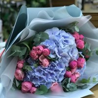 Голубая гортензия и розы - Бордо