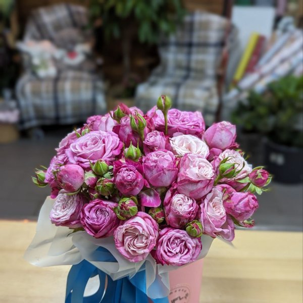 Рожеві кущові троянди в коробці - Київ - Оболонський район