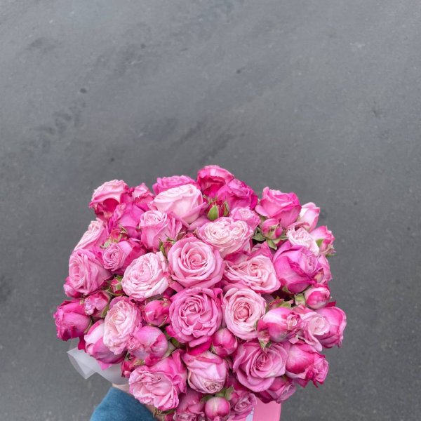Розовые кустовые розы в коробке - Кросбис
